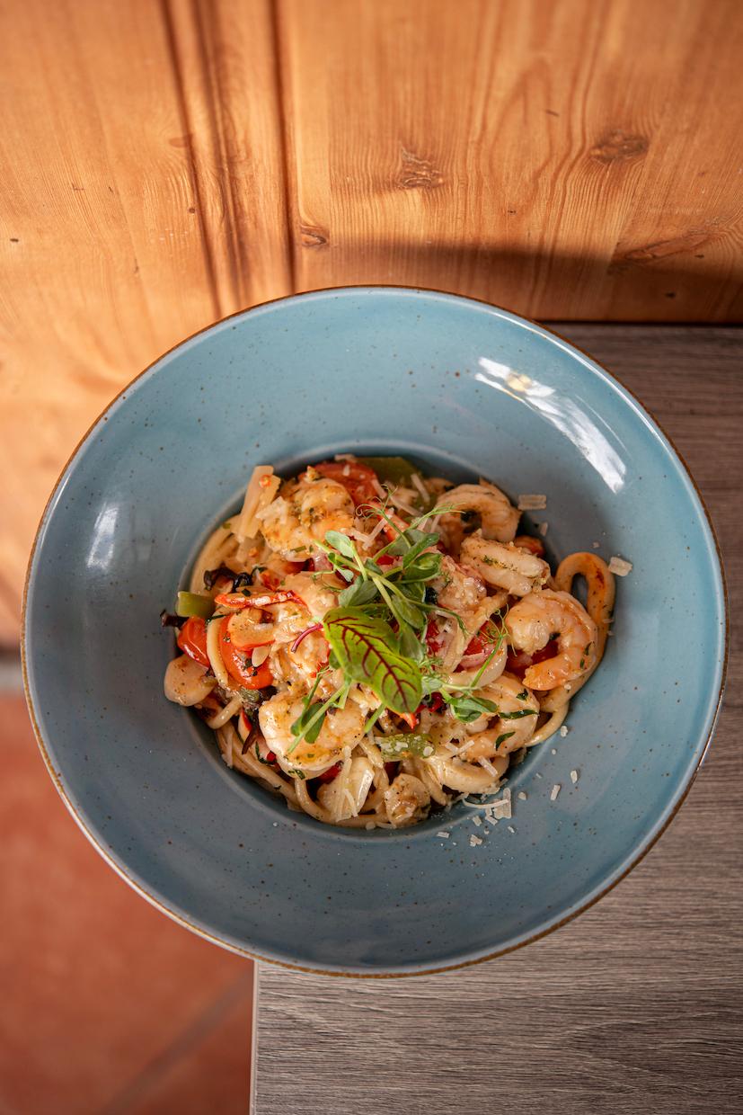Makaron z krewetkami i kalmarami w restauracji California w Rewalu