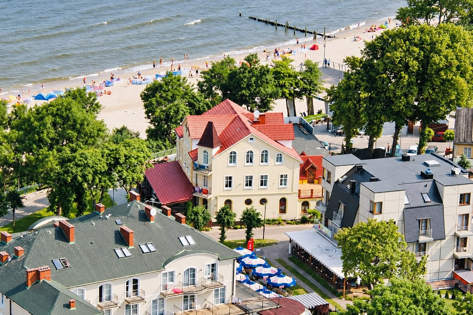 Budynek Californii w Rewalu z lotu ptaka, tuż przy morzu